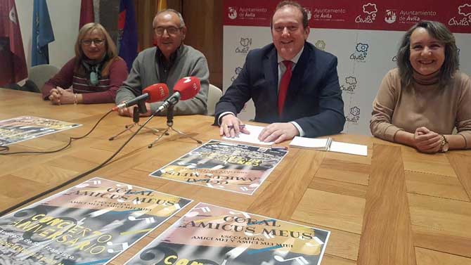 Magdalena G&oacute;mez y &Aacute;ngel Rodr&iacute;guez, miembros de la coral; &Aacute;ngel S&aacute;nchez, concejal de Cultura; y Marisol L&oacute;pez, vicepresidente de la coral.