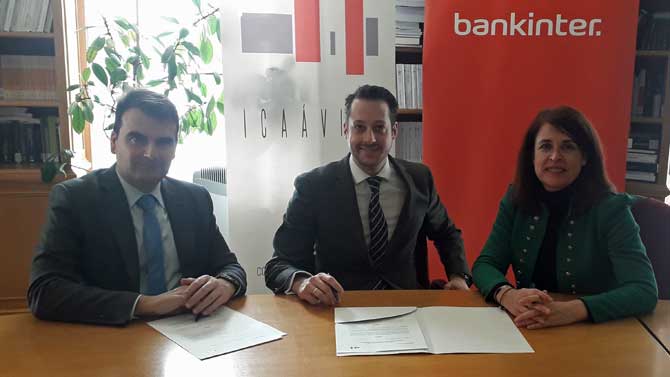 Firma del acuerdo entre Bankinter y el Colegio de Abogados de Ávila.