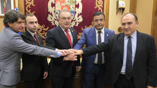 El presidente de la Diputaci&oacute;n y los portavoces tras aprobar los presupuestos.