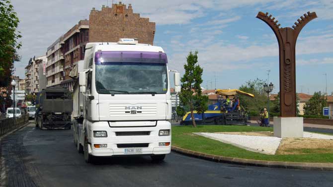 Imagen de archivo de asfaltado en al avenida de Madrid.