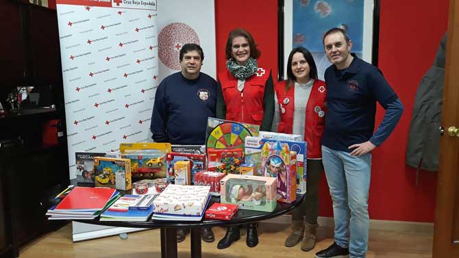 Entrega de juguetes de la pe&ntilde;a Bar&ccedil;&Aacute;vila a Cruz Roja.