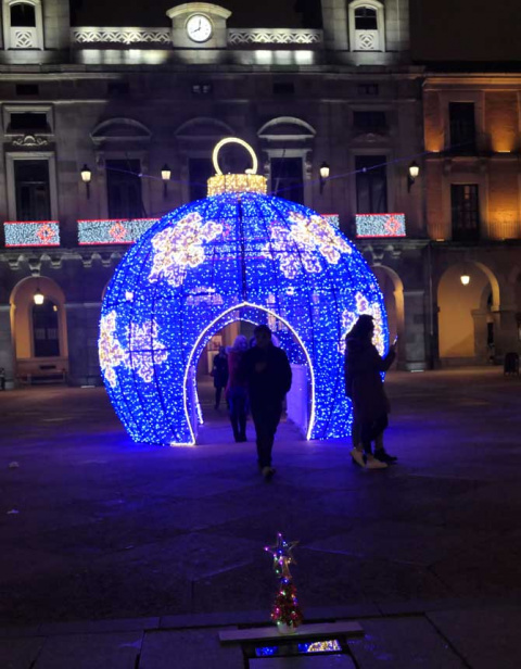 El arbolito ante la bola de Navidad.