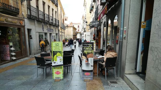 Terraza en una calle de Ávila.