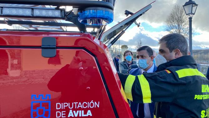 Carlos García en la entrega de material a entidades de Protección Civil.