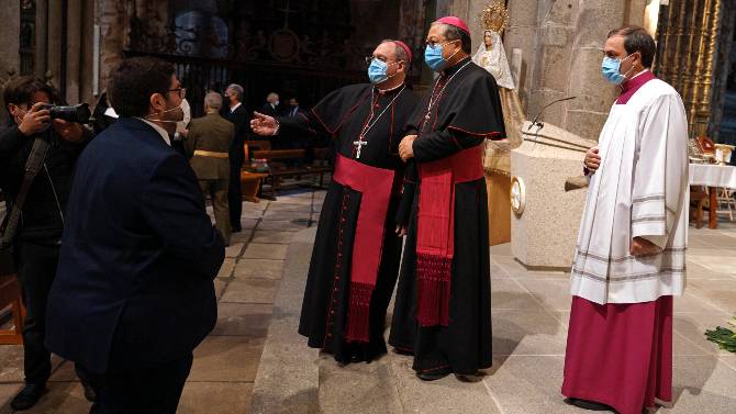 El obispo y el nuncio antes de comenzar la misa de la Santa el 15 de octubre.