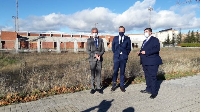 Delegado de la Junta, director general y alcalde, ante las obras de la piscina cubierta.