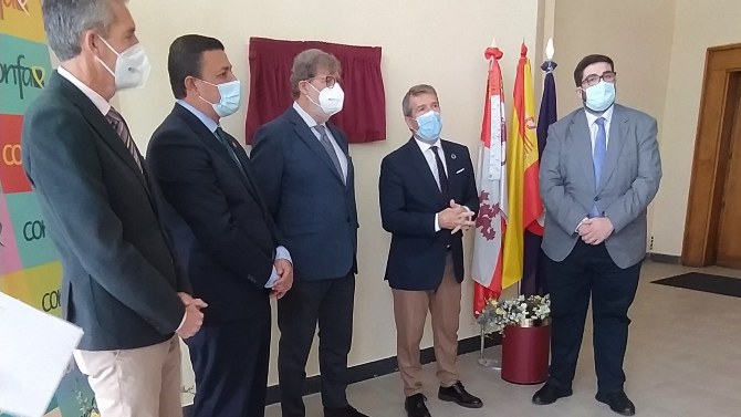 Descubrimiento de una placa de homenaje a los empresarios afectados por la pandemia.