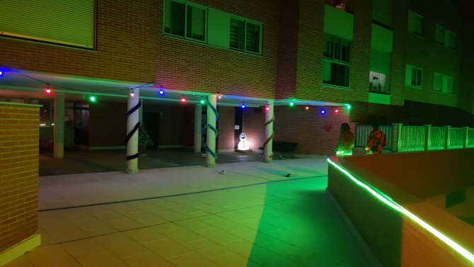 Decoración e iluminación de Navidad en una comunidad de vecinos de Ávila.