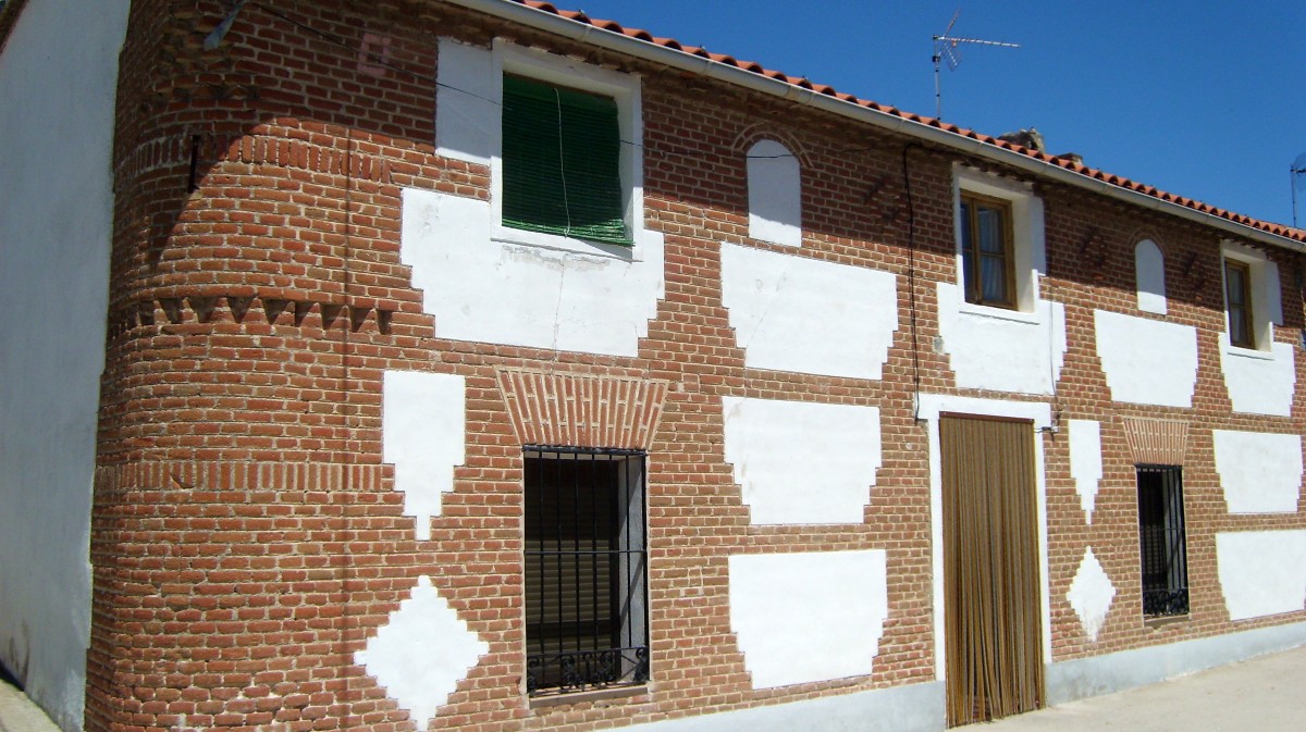 T&iacute;pica casa mora&ntilde;ega de ladrillo (Bercial de Zapardiel, 2010). Foto: Luis Miguel G&oacute;mez Garrido.