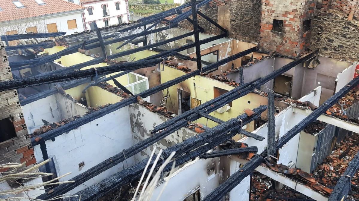 Restos del edificio quemado en El Barco de Ávila.