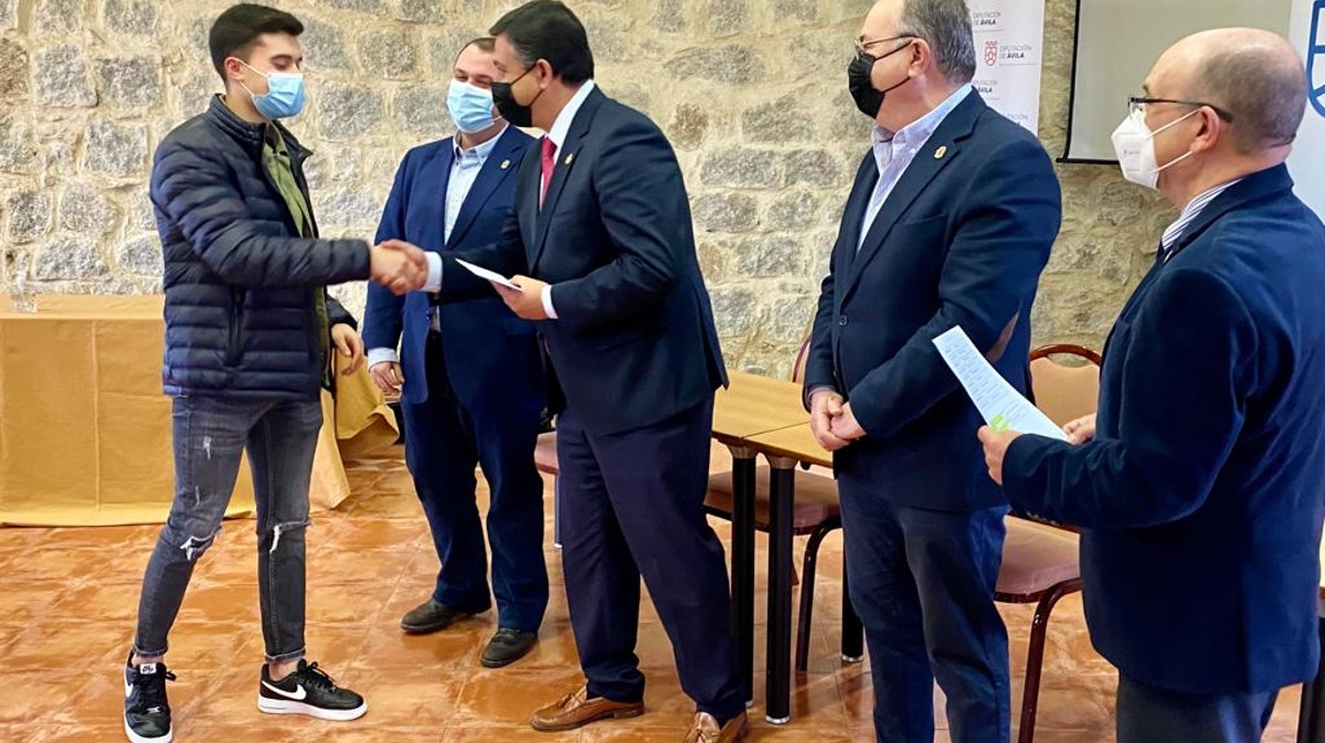 Entrega de becas a universitarios por la Diputación.