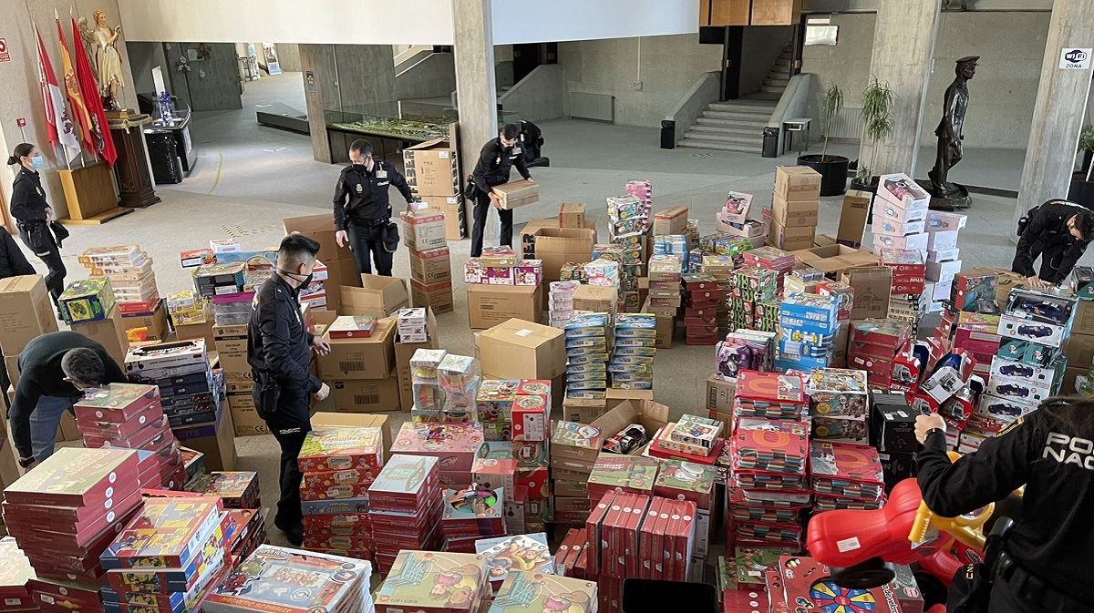 Recogida de juguetes de Cruz Roja Juventud en la Escuela Nacional de Policía de Ávila.