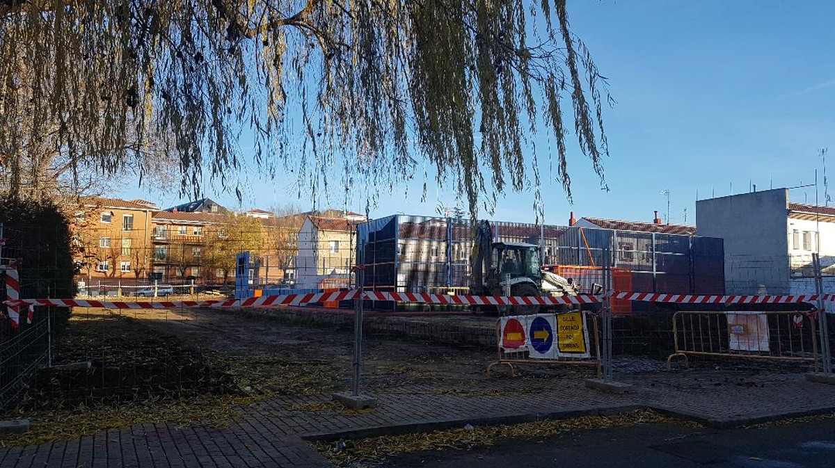 Obras de urbanización en torno al campo de fútbol de la Cacharra.
