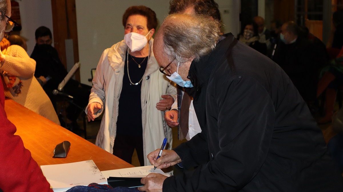 Antonio Colinas firma ejemplares de su último libro.