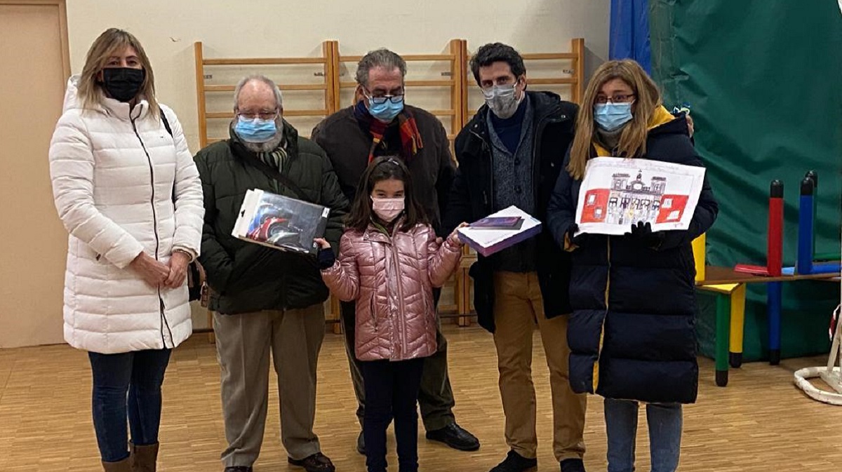 Entrega del premio a la ganadora del certamen de pintura infantil ‘Ávila en dos pinceladas’