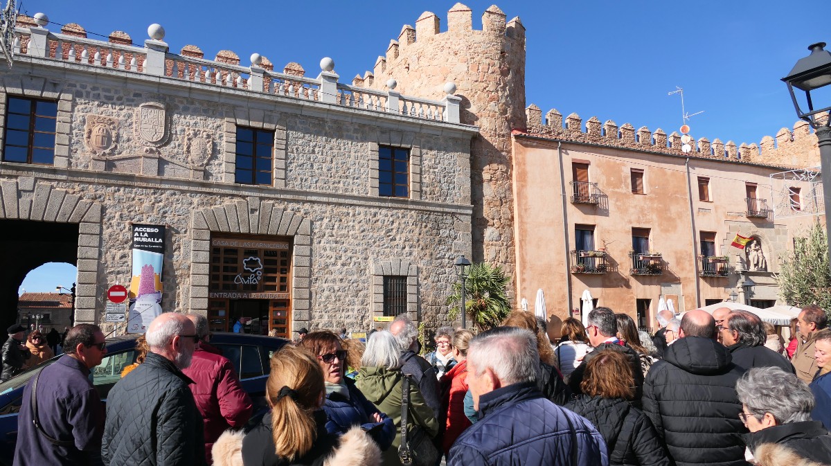 Un grupo de turistas en Ávila, en noviembre.