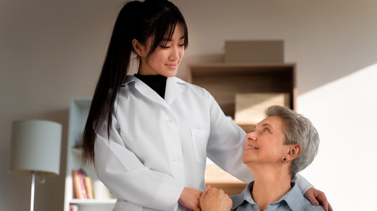 Una cuidadora atiende a una mujer.
