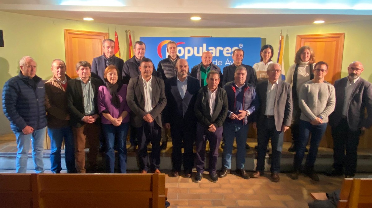 Pedro Rollán con alcaldes y representantes del PP.