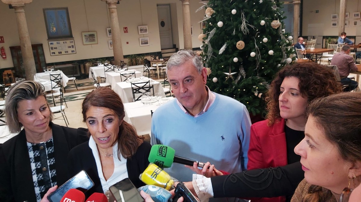 Yolanda Vázquez realiza declaraciones a los periodistas.