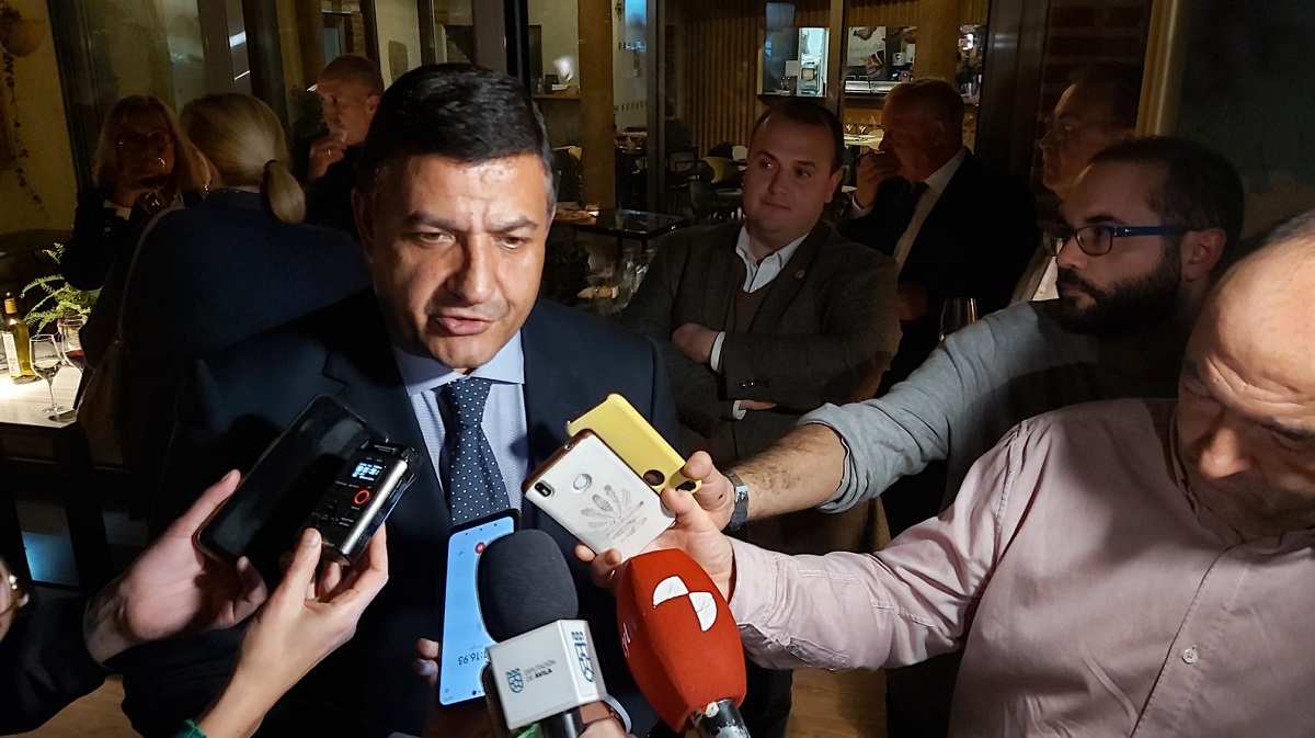 Carlos García realiza declaraciones a los periodistas.