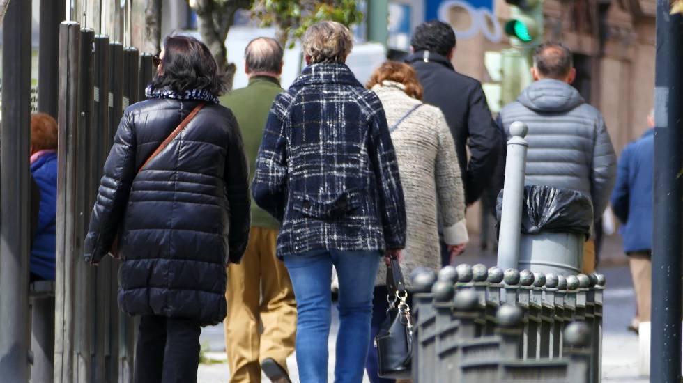 Imagen de archivo de gente en una calle de Ávila.