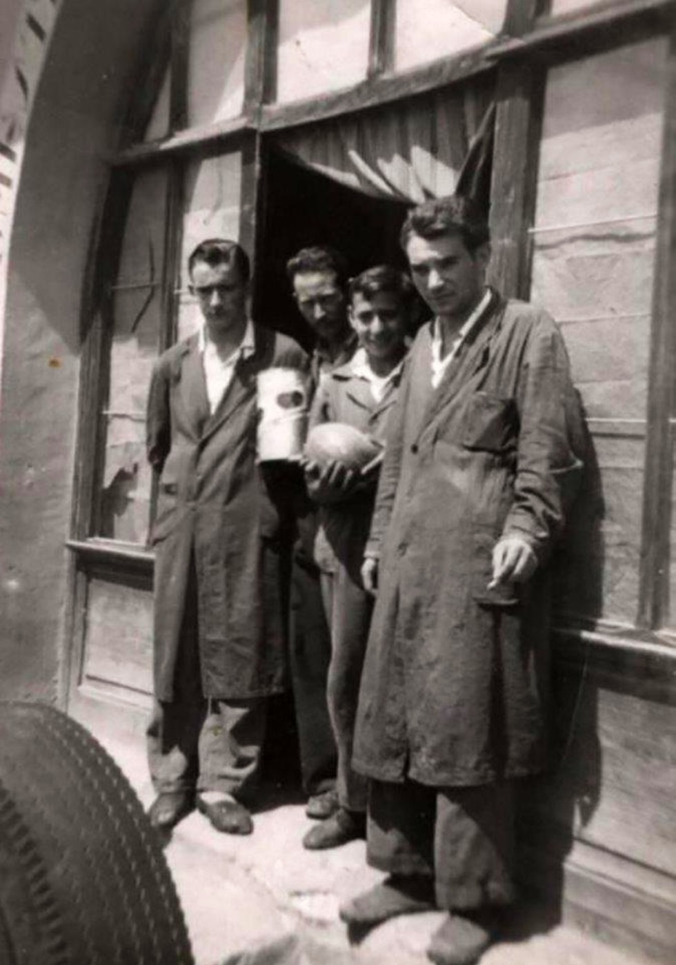 A la puerta del establecimiento de comestibles “La Mina”, año 1935.