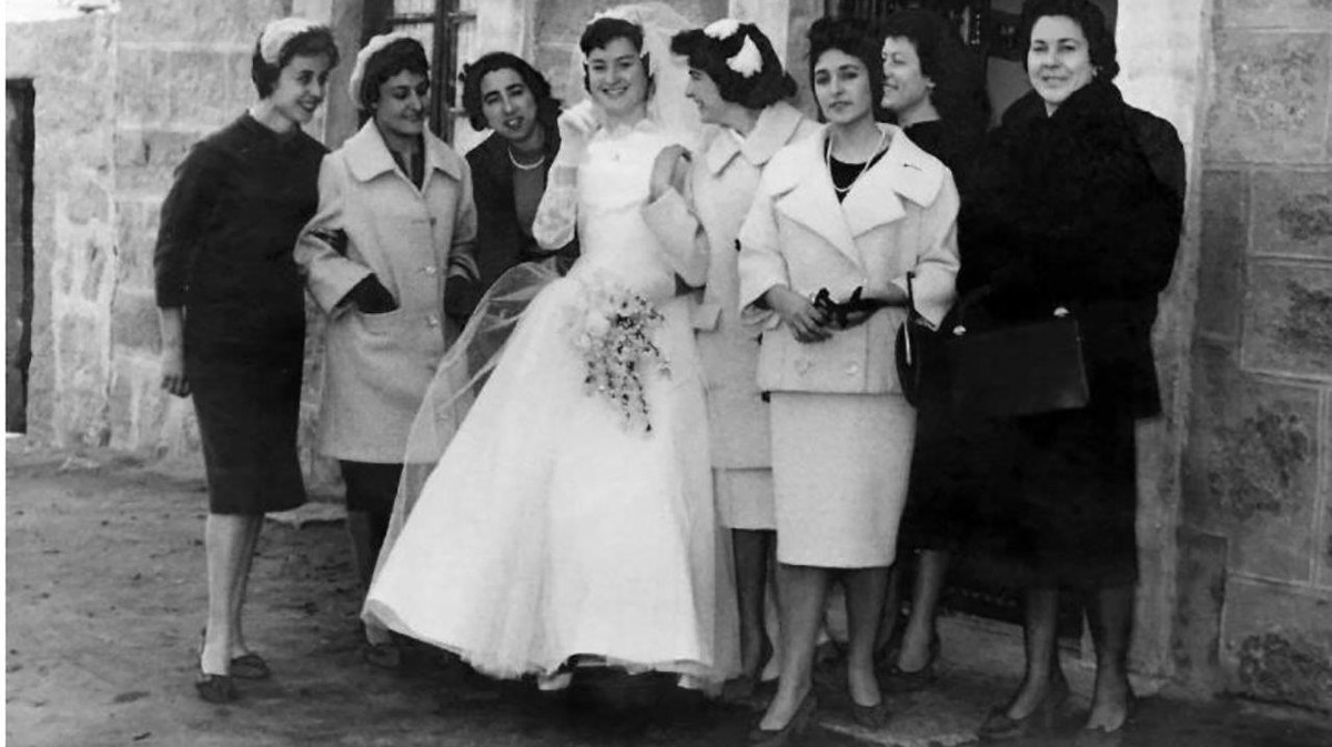 La radiante novia posa con sus amigas a la puerta de su casa en la calle Hidroterapia. Años 50.