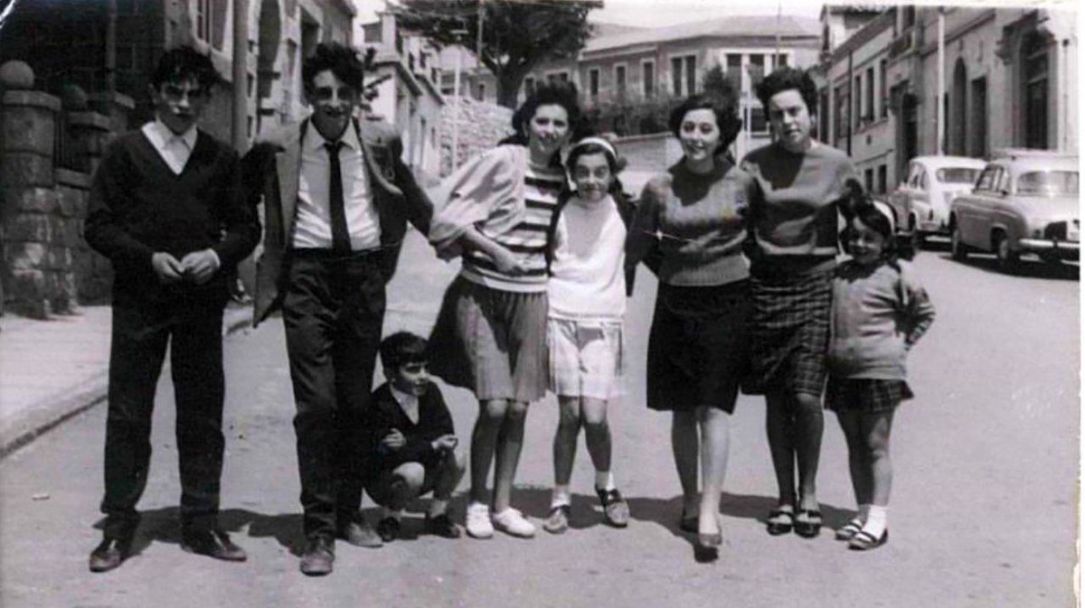 Jóvenes en la Calle San Pedro del Barco, frente a la clínica Riaza.