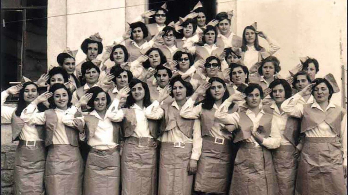 Alumnas de magisterio con disfra de azafatas en el colegio Medalla Milagrosa. Bajada Santo Tomás, 1967.
