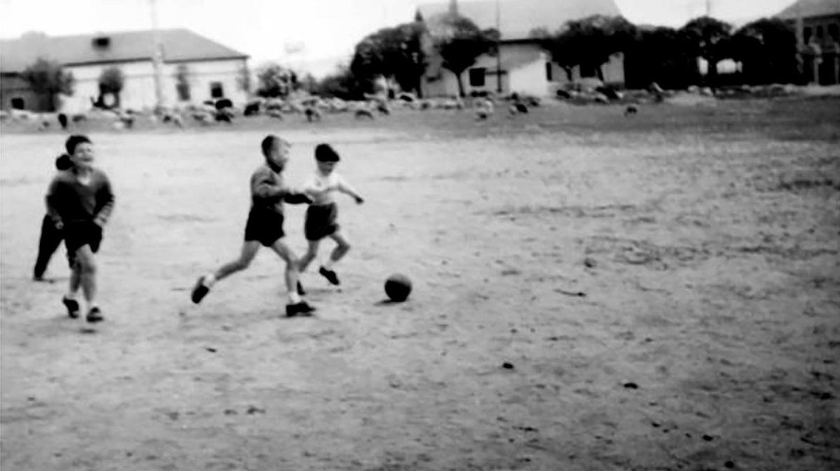 Jugando al fútbol en el Campo del Habanero. Años 50.