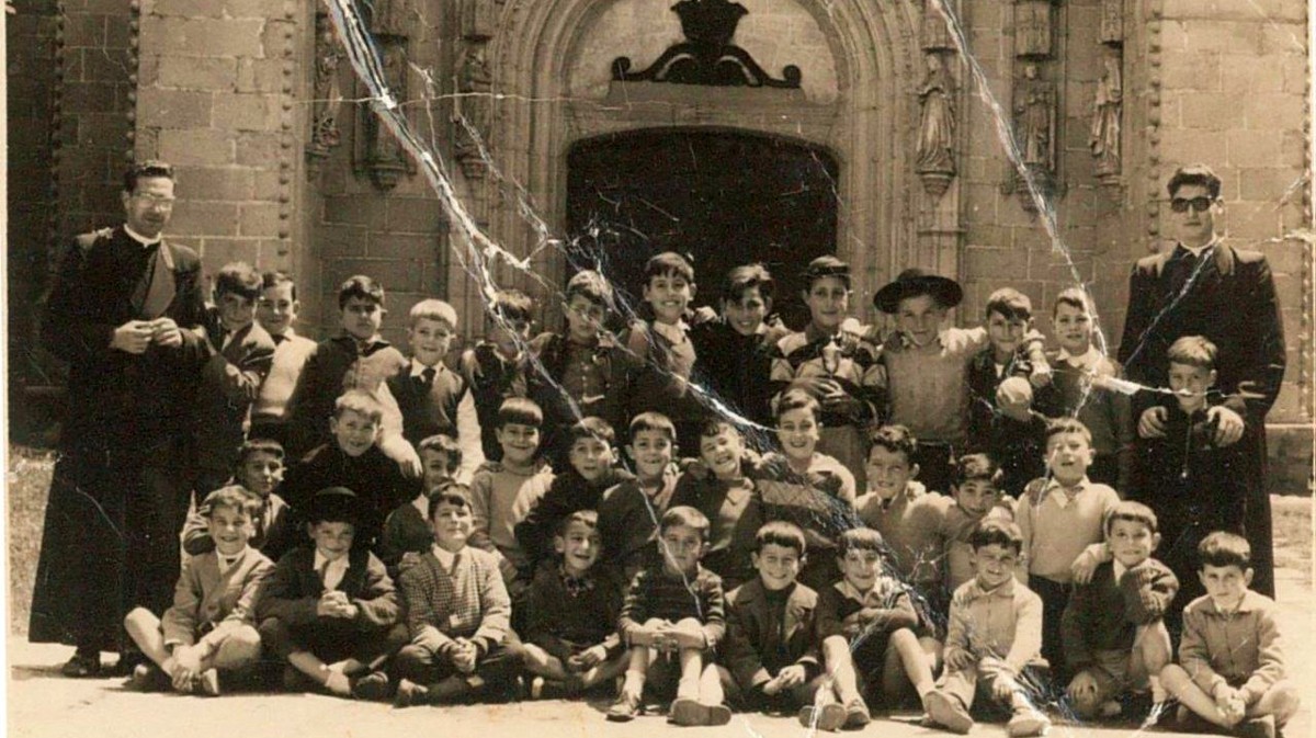 Grupo de muchachos del barrio a la puerta del Monasterio de Santo Tomás. Año 1955.