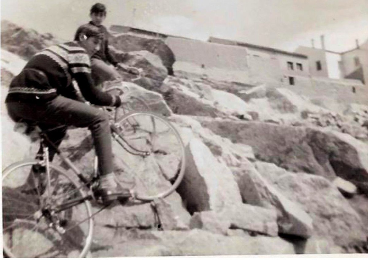 José Mª Torrubias en bicicleta en las inmediaciones de “La Mina”. Años 60.
