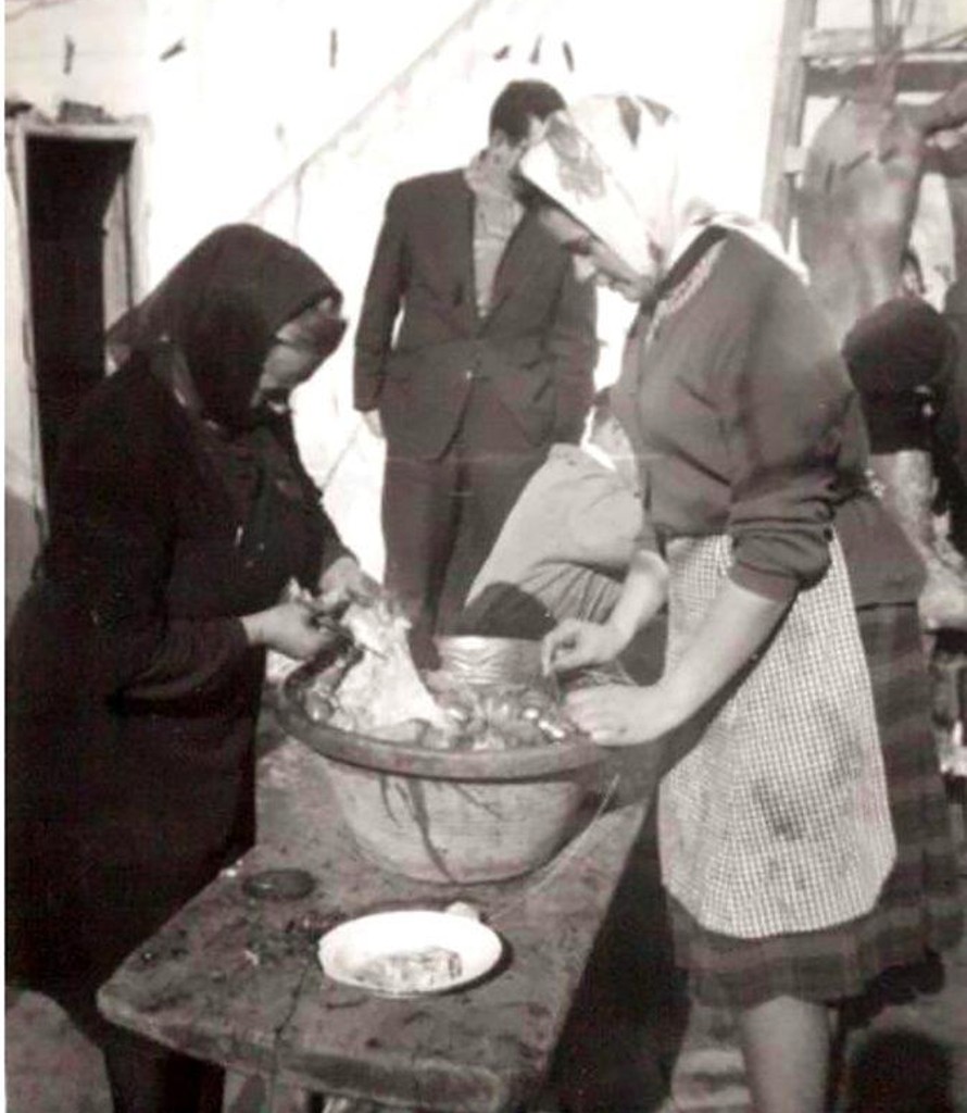 La abuela Crescencia lavando las tripas eel día de la matanza en el patio de su vivienda de “Casas blancas”. Hacia 1960.