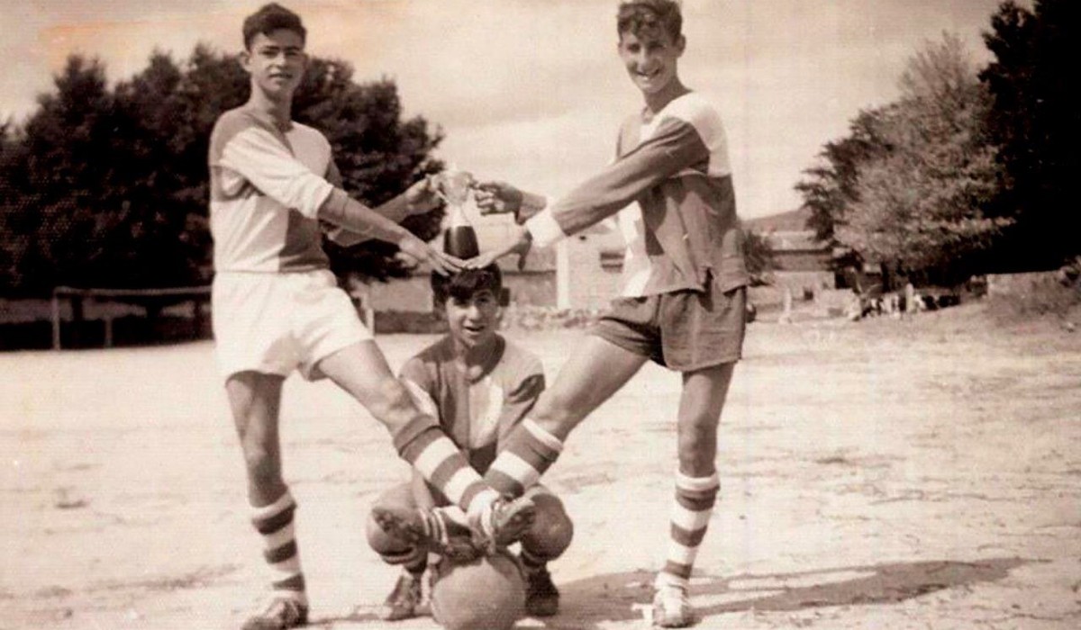 Paco Álvarez y Fernando Martín y Rufino del Castillo luicendo un trofeo del equipo del barrio. Años 60.