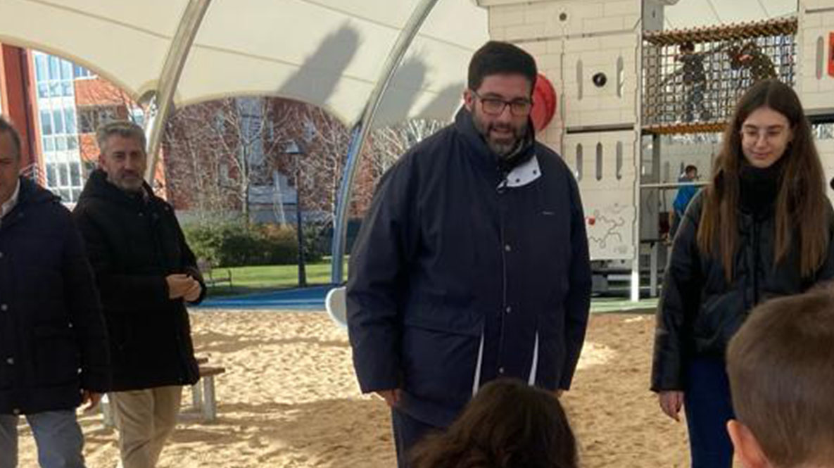 Alcalde de Ávila, Jesús Manuel Sánchez, en el parque infantil de la zona sur
