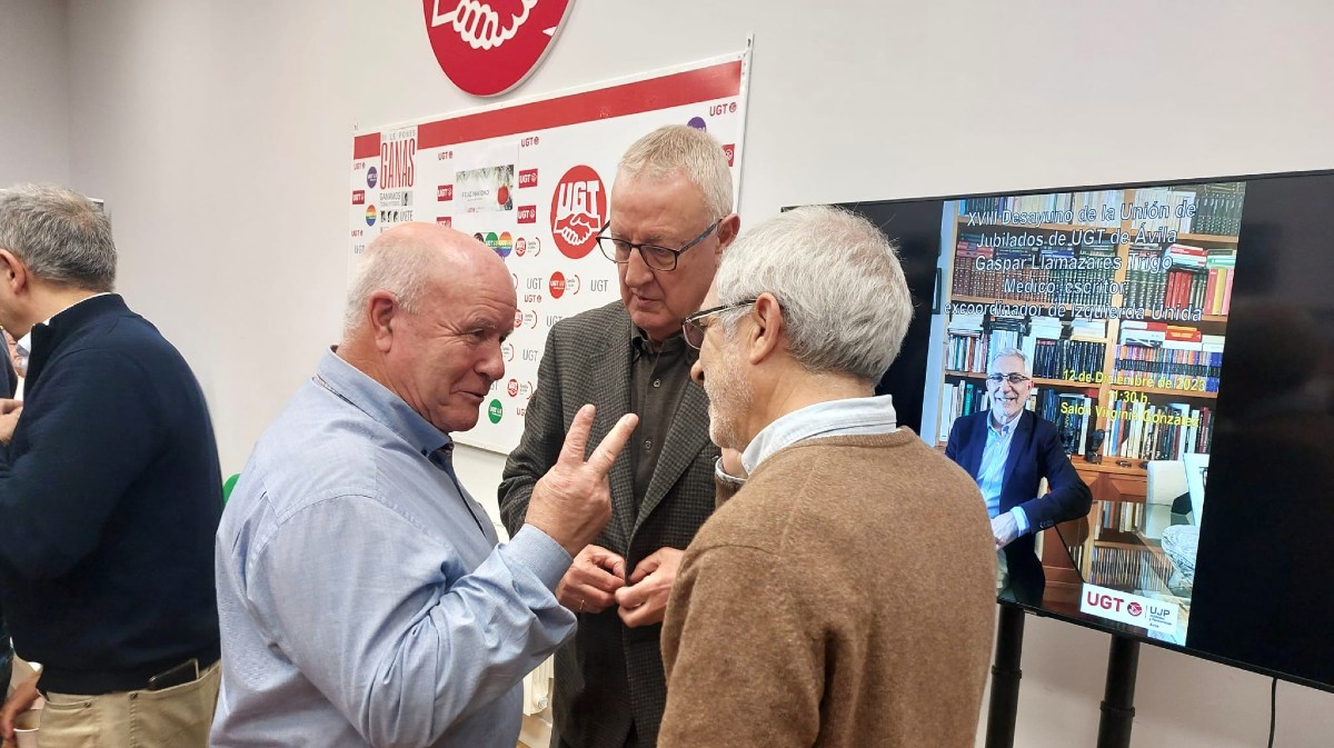 Gaspar Llamazares habla con un afiliado de UGT y con el exministro Jesús Caldera.