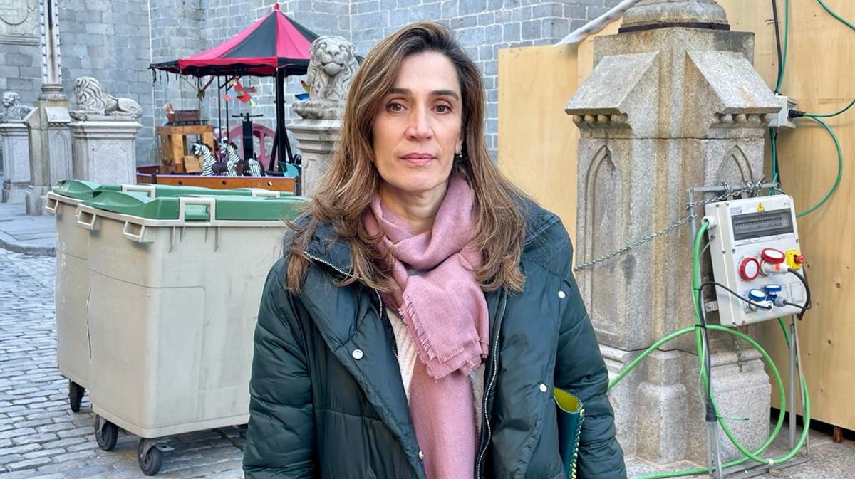 La concejal del PP María José Martín Samboal en el mercado navideño de la plaza de la Catedral.