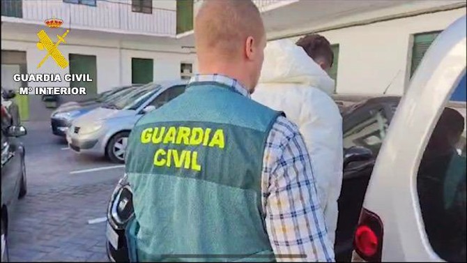 Detenciones por el robo en una tienda de Arenas de San Pedro.