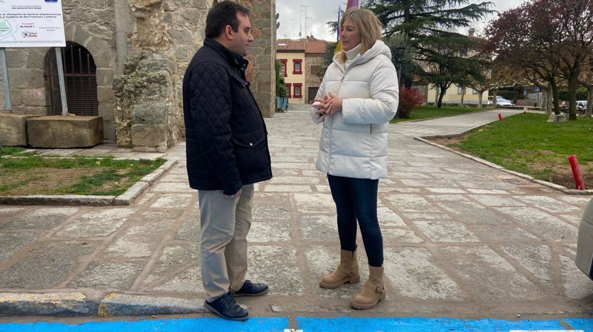 El técnico de Accesibilidad Israel Jiménez y la teniente de alcalde Paloma del Nogal en el acceso a San Francisco.