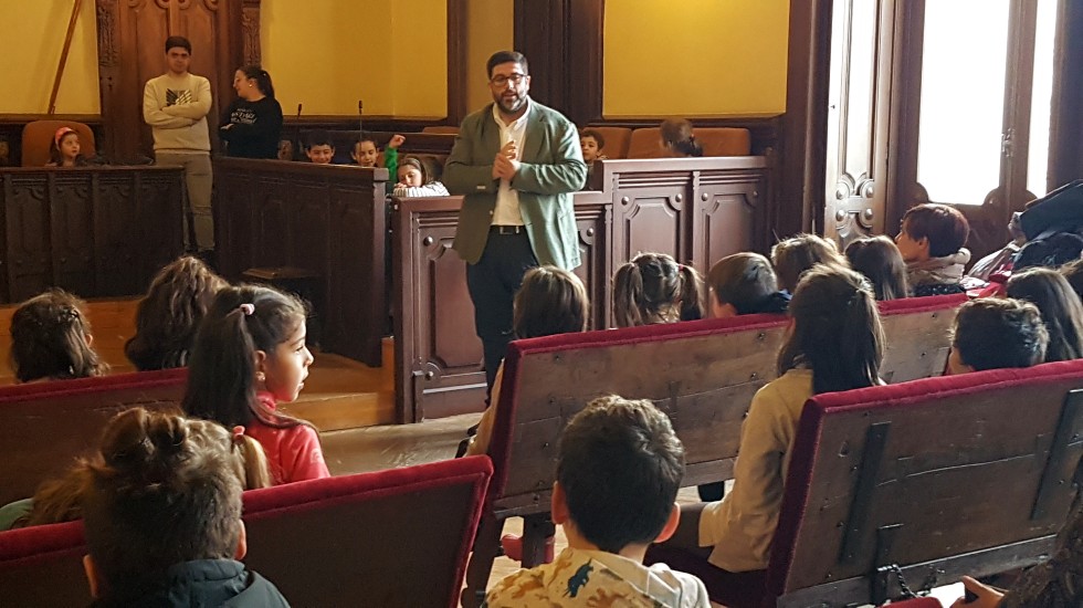 Escolares del Colegio Duperier recibidos por el alcalde en el Ayuntamiento de Ávila.