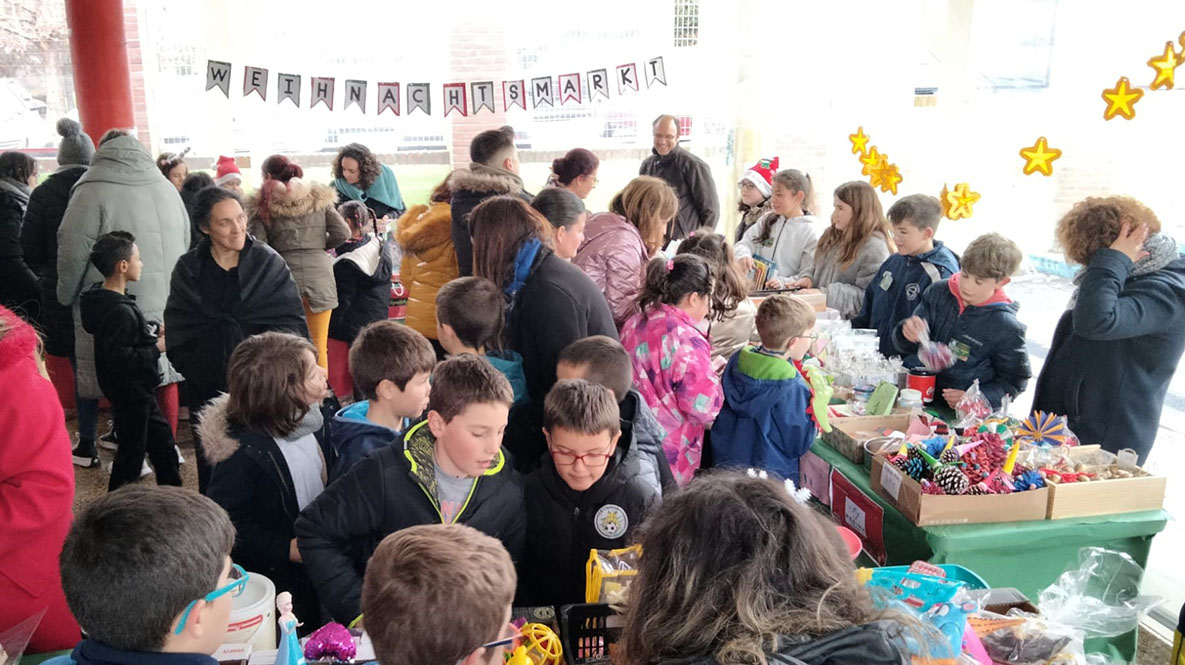 Alumnos durante la celebración del mercadillo