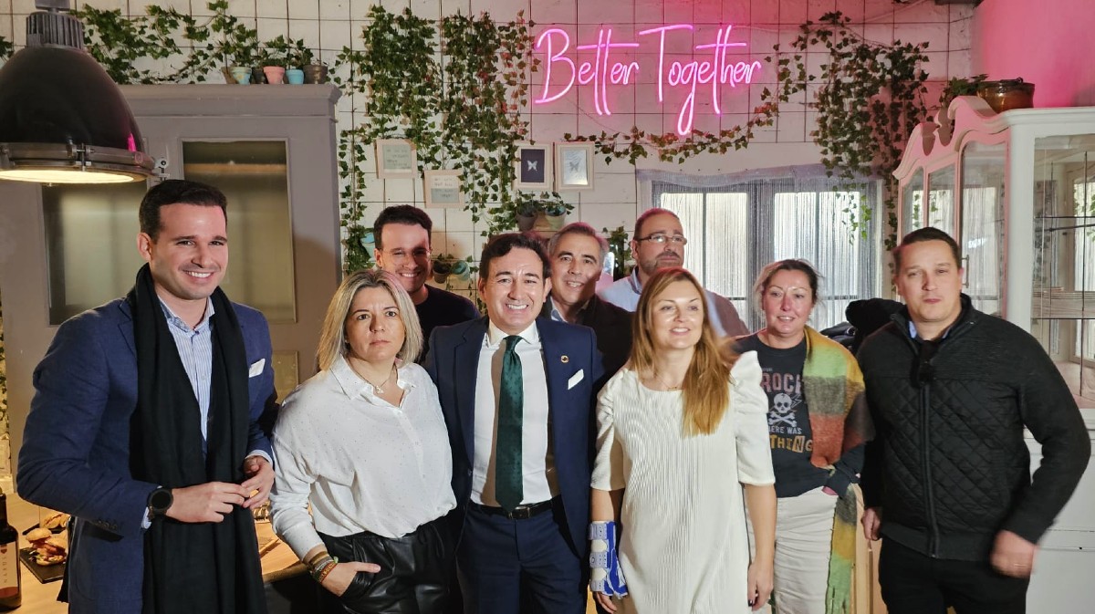 Representantes de Vox en un encuentro con periodistas.