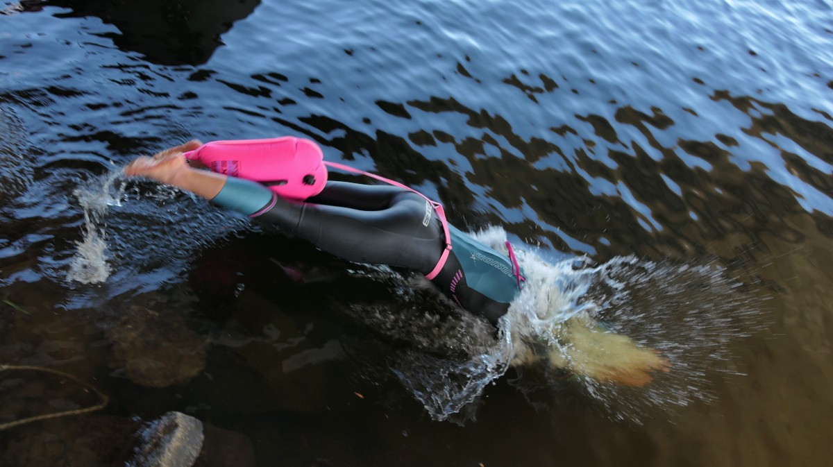 Un nadador se lanza al embalse de Fuentes Claras en la Travesía de Navidad-Ciudad de Ávila en 2022.