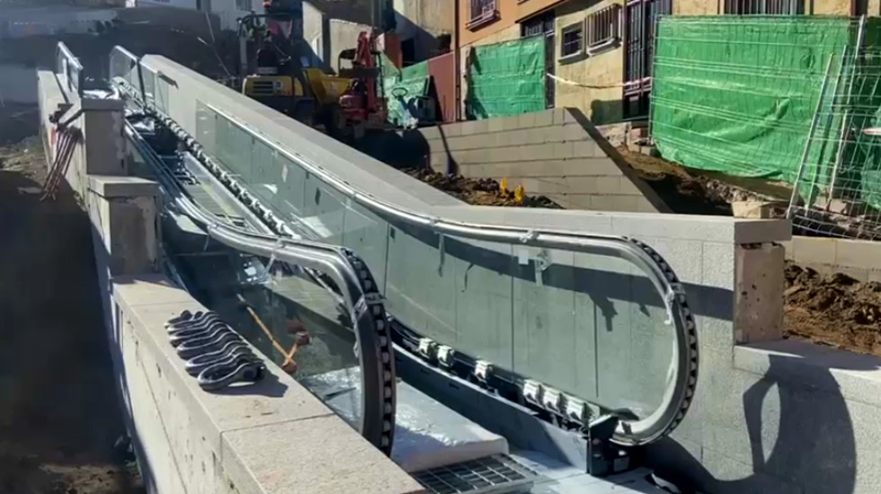 Instalación de una de las rampas en plaza de Ajates.
