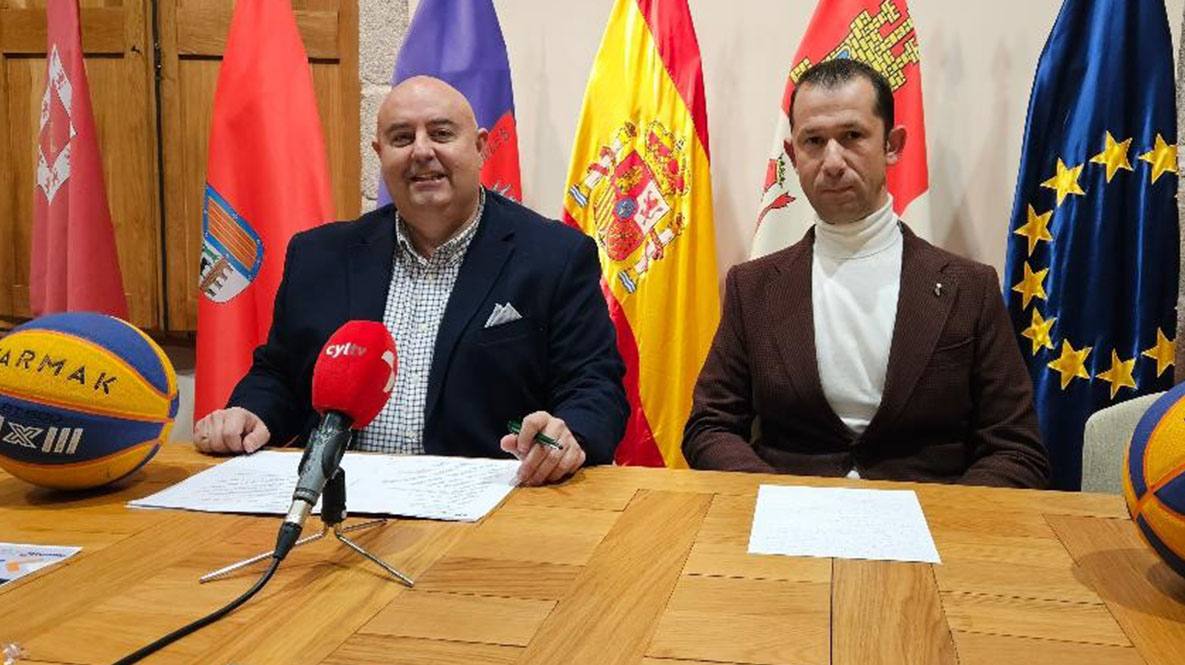 El concejal de Turismo, Deportes y Fiestas del Ayuntamiento de Ávila, Carlos López, y Raúl Álvarez, delegado provincial de la Federación de Baloncesto de Castilla y León