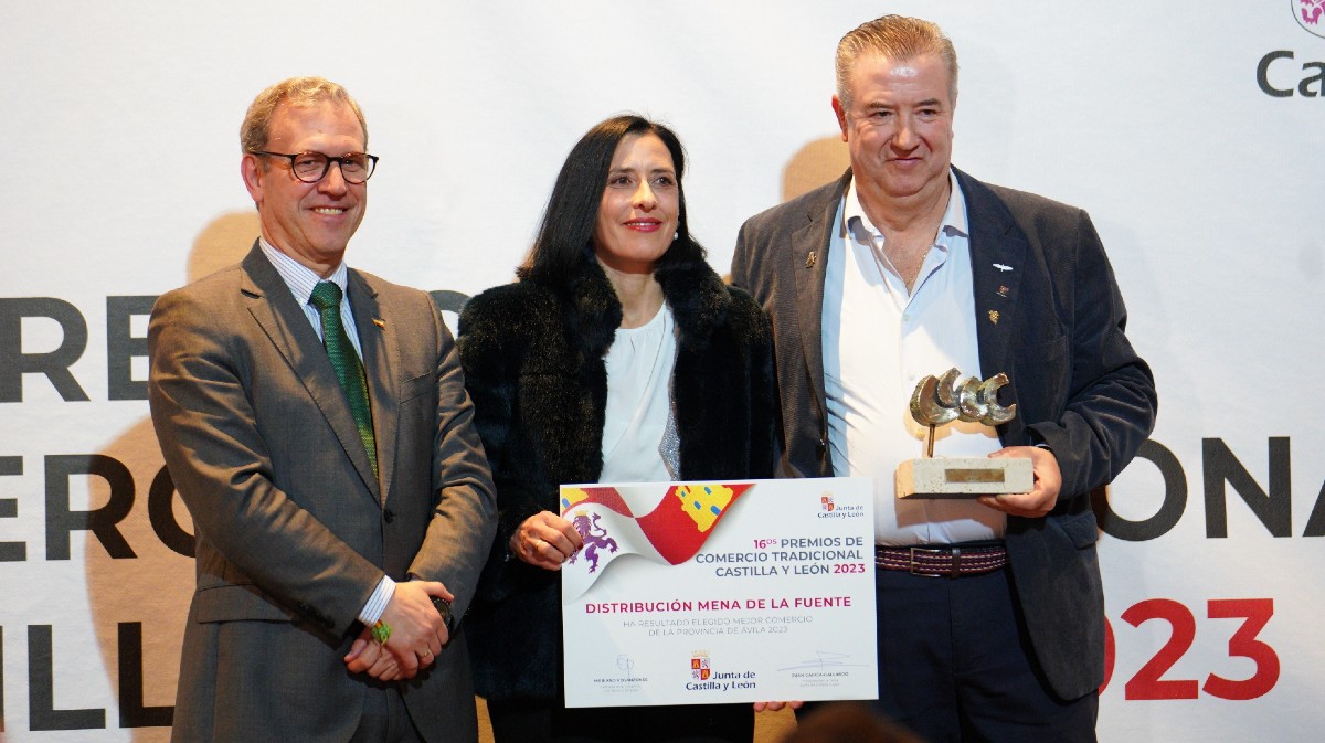 Representantes de Distribución Mena de la Fuente reciben el Premio de Comercio Tradicional por parte del consejero de Industria, Mariano Veganzones.