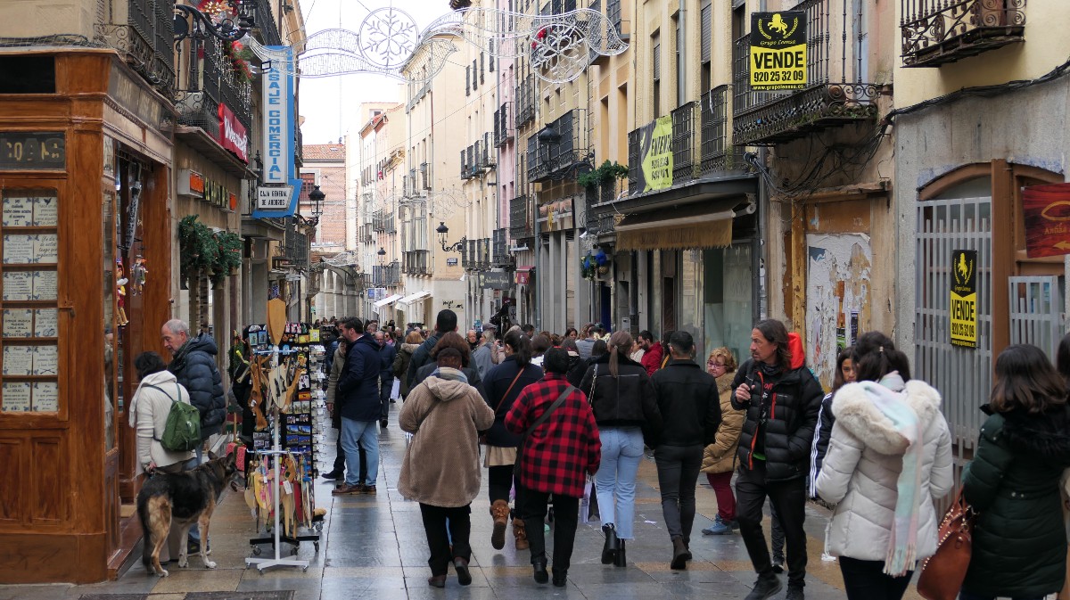 Turistas en el centro de Ávila, el sábado.