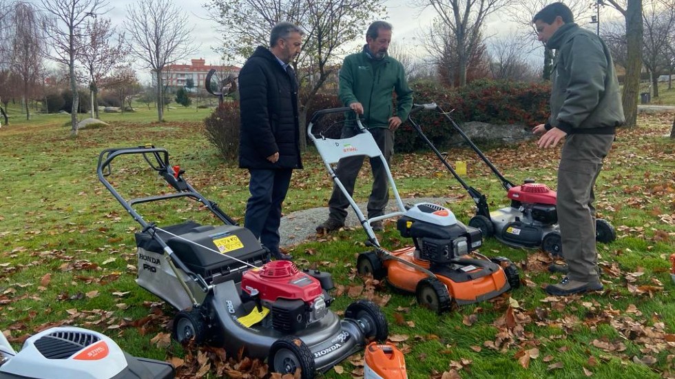 El concejal de Servicios a la Ciudad con empleados de Jardines y la nueva maquinaria.