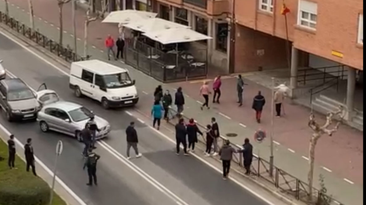 Enfrentamiento en las puertas de la Guardia Civil de Arévalo.