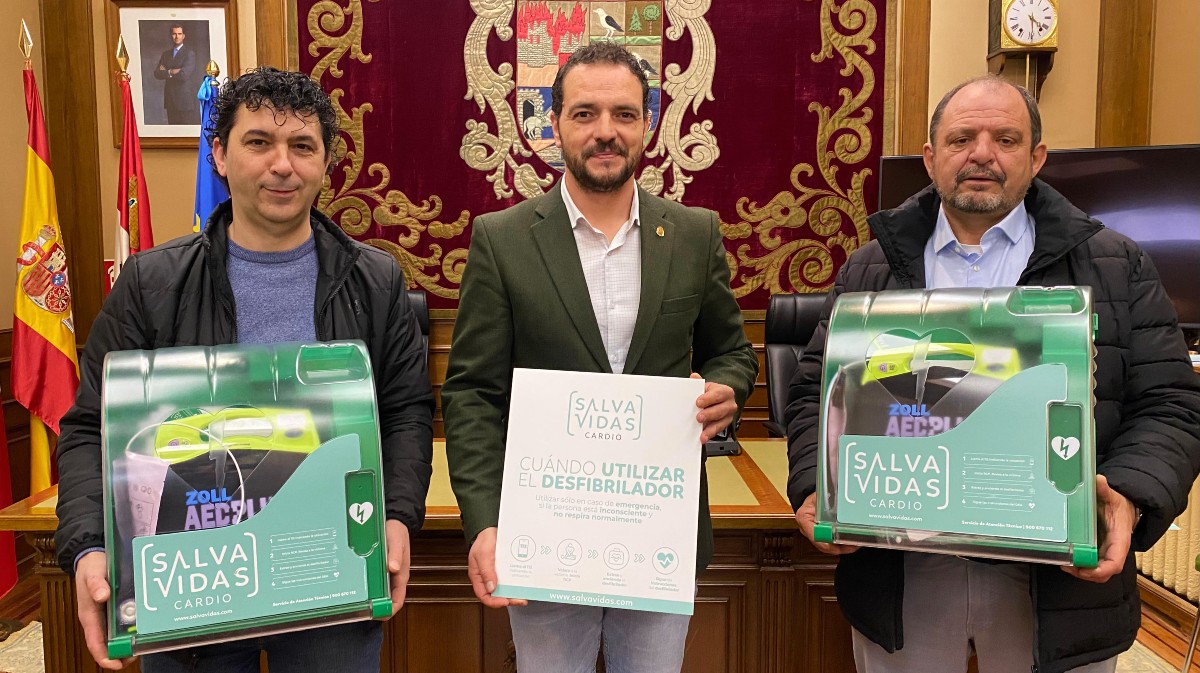 Entrega de desfibriladores a Cuevas del Valle y El Hornillo.